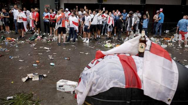 Suporter Inggris rusuh sebelum laga final Euro 2020. Foto: Getty Images