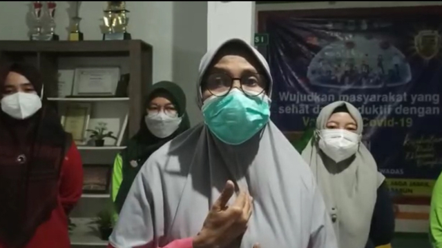 Maola Nurul Shinta, vaksinator di Puskesmas Wadas Karawang. Foto: Dok. Istimewa