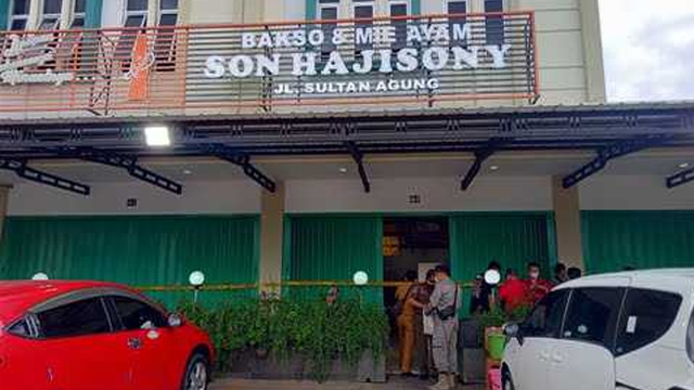 Penyegelan Gerai Bakso Son Haji Sony oleh Tim TP4D Bandar Lampung. Foto: Lampung Geh/1001 kumparan