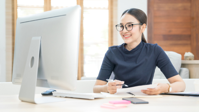 Ilustrasi perempuan bersikap profesional ketika bekerja. Foto: Shutterstock