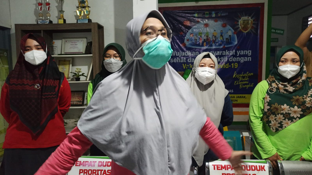 Maola Nurul Shinta, vaksinator di Puskesmas Wadas Karawang. Foto: Dok. Istimewa