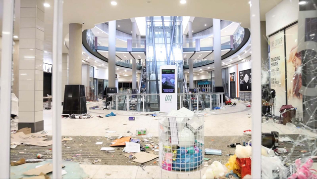 Kerusakan pusat perbelanjaan menyusul protes yang meluas menjadi penjarahan, di Durban, Afrika Selatan 13 Juli 2021. Foto: Kierran Allen via Reuters