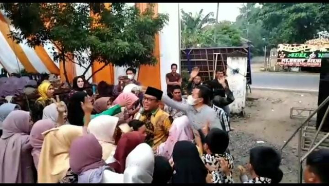 Wakil Bupati Lampung Tengah Ardito Wijaya saat bernyanyi bersama tamu undangan. | Foto: Ist