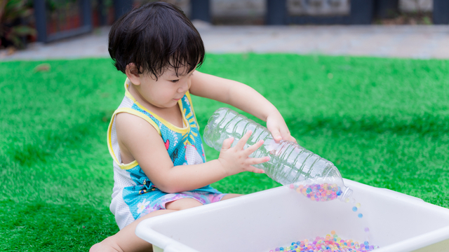 Manfaat Bermain Water Beads seperti yang Dilakukan Anak Irish Bella (594830)