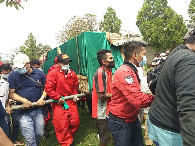Gulkarmat Jakarta Timur membantu pemakaman pemuda berinisial AF (25), warga Kecamatan Duren Sawit. Foto: Dok. Damkar Jaktim