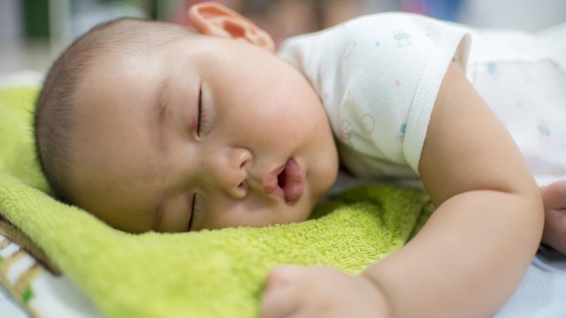 Ingin Melatih Bayi Tidur Sendiri tapi Masih Menyusu? Ini Caranya!. Foto: Shutter Stock