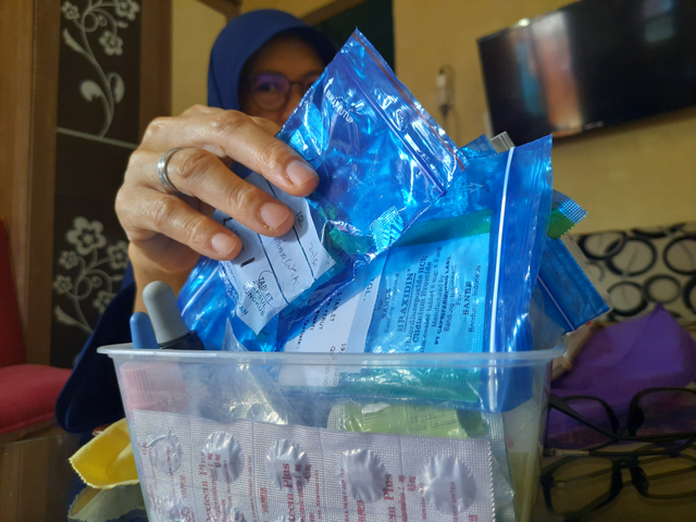 Nyai Rakhmawati menunjukkan 'koleksi' obat-obatan yang ia miliki selama menderita Long-Covid. Foto: Istimewa