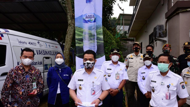 Wagub DKI Jakarta Ahmad Riza Patria usai meninjau vaksinasi dari mobil vaksin keliling yang singgah di Kantor Kelurahan Cipedak, Jakarta, Rabu (14/7). Foto: Dok. Istimewa