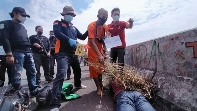 Rekonstruksi kasus pembunuhan terhadap driver ojek online (ojol) di Flyover Kramatsampang, Kecamatan Kersana, Brebes digelar, Rabu (14/7/2021). (Foto: Fajar Eko Nugroho/PanturaPost)