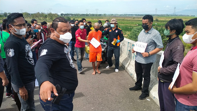 Kasus Ojol Dibunuh Begal di Brebes Direkonstruksi, Pelaku Jalani 24 Adegan (311)