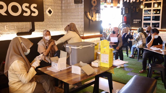 Foto: Vaksinasi COVID-19 Sambil Santai Minum Kopi Digelar di Banda Aceh (248597)