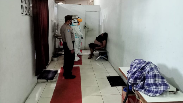 Seorang pria paruh baya ditemukan meninggal di kamar mandi Masjid Jami Baitul Rojak pasar baru Bekasi. Foto: Dok. Istimewa