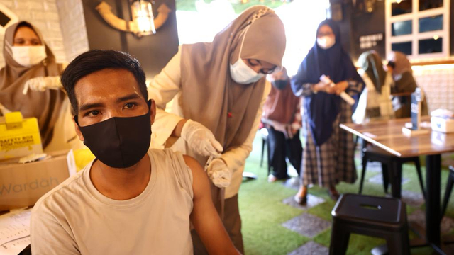 Foto: Vaksinasi COVID-19 Sambil Santai Minum Kopi Digelar di Banda Aceh (248598)