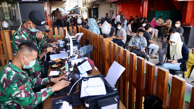 Foto: Vaksinasi COVID-19 Sambil Santai Minum Kopi Digelar di Banda Aceh (248599)