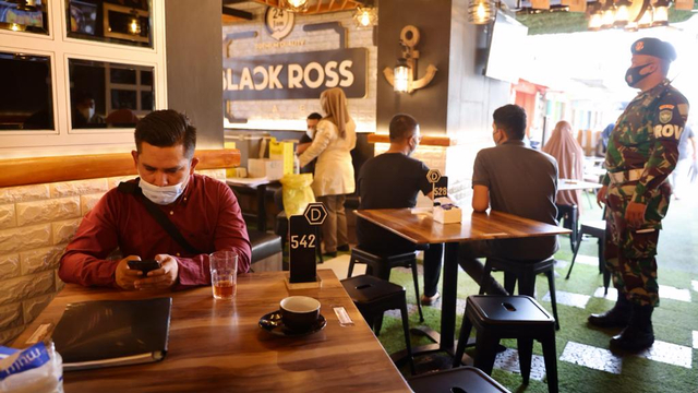 Foto: Vaksinasi COVID-19 Sambil Santai Minum Kopi Digelar di Banda Aceh (248600)