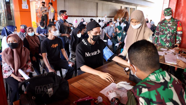 Foto: Vaksinasi COVID-19 Sambil Santai Minum Kopi Digelar di Banda Aceh (248602)