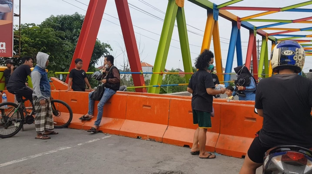 Penutupan jalan menggunakan beton di jembatan penghubung Kota dan Kabupaten Tegal. (Foto: Irsyam Faiz/PanturaPost)