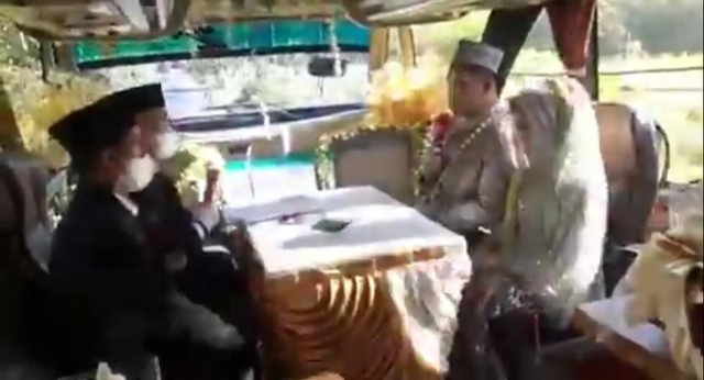 Prosesi akad nikah digelar di dalam sebuah bus yang sedang berjalan. Foto: Dok Hi!Pontianak