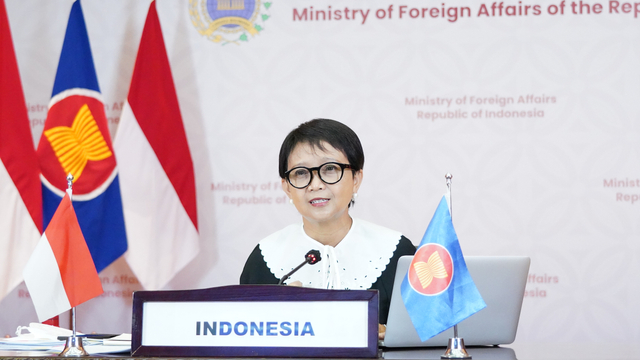 Menteri Luar Negeri RI Retno Marsudi saat pertemuan Menteri Luar Negeri ASEAN-AS secara virtual, Rabu (14/7).  Foto: Kemlu RI