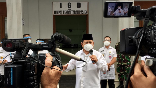 Menhan Prabowo Subianto tinjau kesiapan Pusdiklat Jemenhan dan Pusbahasa menjadi RS Satelit COVID-19. Foto: Humas Kemhan RI