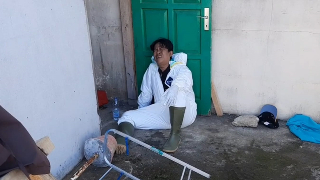 Petugas kamar jenazah di Tasikmalaya, kewalahan melakukan pemulasaraan jenazah pasien COVID-19. Foto: Dok. Istimewa