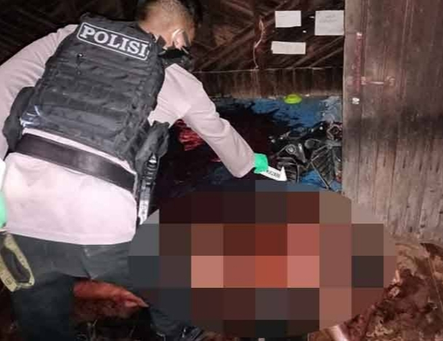 Polisi saat melakukan olah TKP korban bunuh diri di Kecamatan Cempaga Hulu. Rabu, 14 Juli 2021.