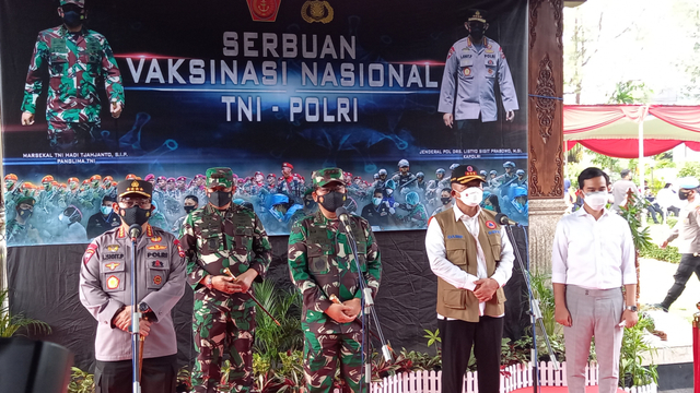 Wali Kota Solo Gibran Rakabuming (paling kanan) mendampingi kunjungan Kapolri dan Panglima TNI pada Jum'at (09/07/2021)