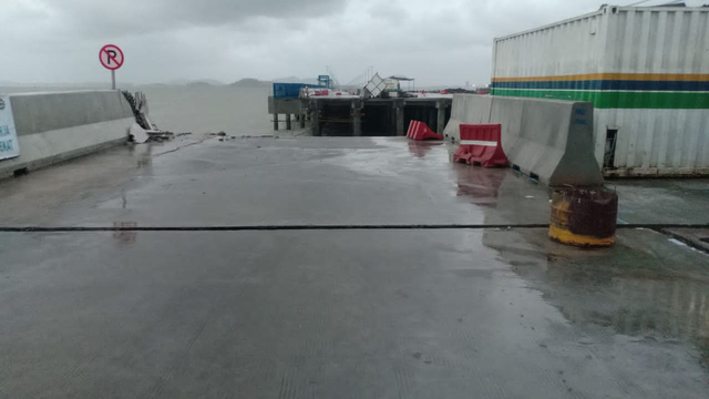 Jalan penghubung dermaga dan terminal Pelabuhan Kijing roboh setelah dihantam ombak dan angin kencang. Foto: Dok. Polres Mempawah