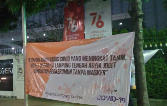 Banner oknum pejabat di Lampung yang langgar prokes terpasang dibeberapa titik di Jakarta, Selasa (13/7/2021) | Foto: Iqbal Frayudha