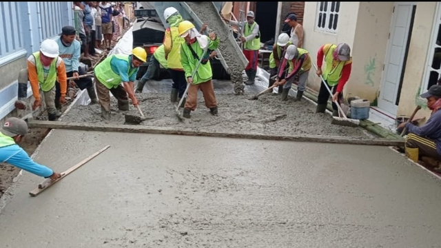 Perbaikan jalan dengan cor beton di ruas jalan Desa Prapag Lor Kecamatan Losari.
