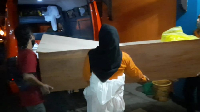 Cerita Tri Yuliani, Relawan yang Makamkan Jenazah Pasien Corona hingga Subuh (907013)