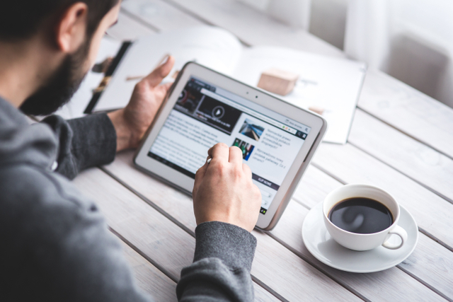 Sedang melihat informasi yang ada di internet melalui gawai atau tablet (Sumber:https://www.pexels.com/id-id/@kaboompics)