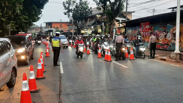 Suasana penyekatan di Pos Tapal Kuda IISIP Lenteng Agung, Jakarta Selatan. Foto: Twitter/@TMCPoldaMetro