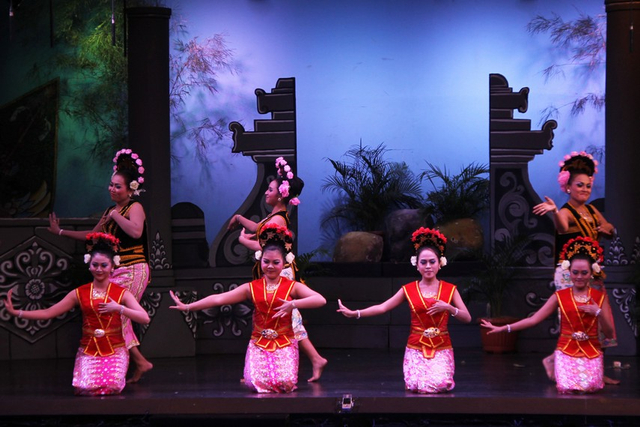 Tari Yapong Betawi Ikon Sendratari Khas Jakarta Kumparan Com Tari Yapong Betawi Ikon Sendratari Khas Jakarta Kumparan Com