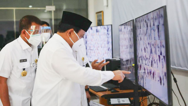Menhan Prabowo Subianto meninjau penambahan tempat tidur di RS satelit milik Kemhan. Foto: Dok. Humas Kemhan