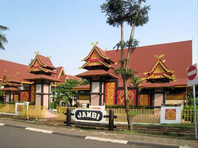 Ilustrasi rumah adat Jambi. Sumber: Taman Mini Indonesia Indah