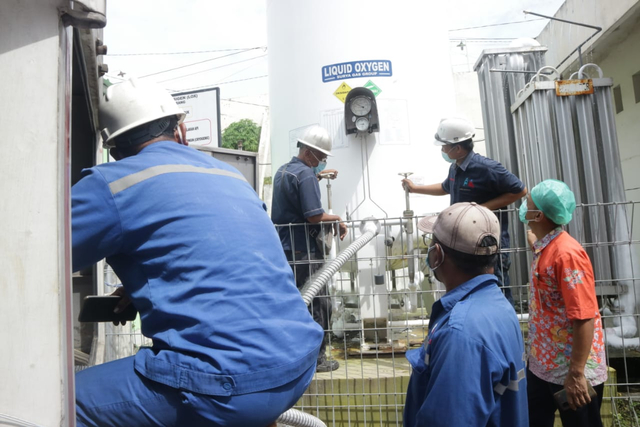 Petugas sedang menyalurkan bantuan oksigen ke rumah sakit di Jawa Tengah dan Yogyakarta. Foto: istimewa