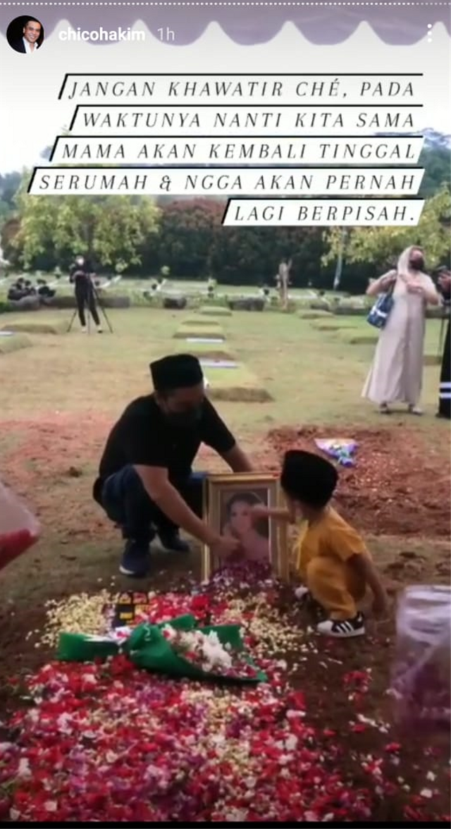 Sang Anak Elus Foto Mendiang Ibunya di Pemakaman, Ini Pesan Haru Chico Hakim (78316)