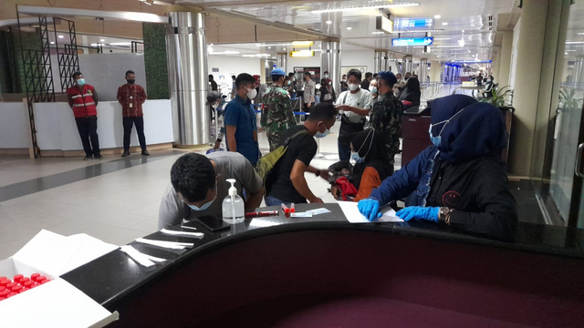 58 penumpang pesawat Citilink dari Padang ditahan karena tak memiliki surat hasil tes PCR di Bandara Hang Nadim, Batam. Foto: Zalfirega/kepripedia.com