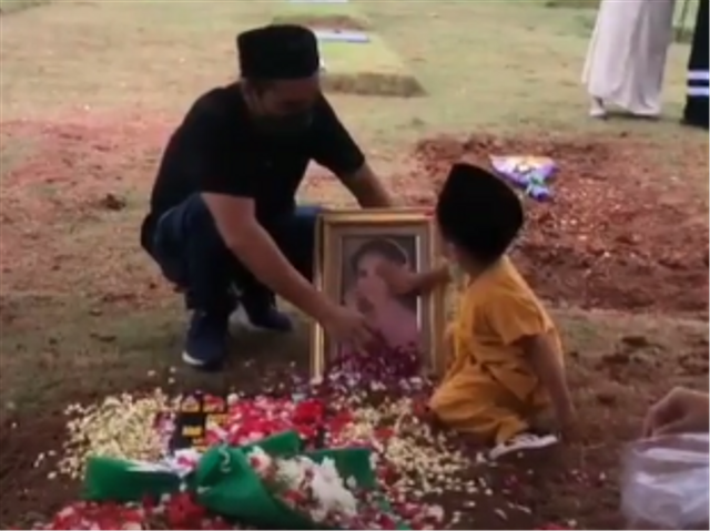 Sang Anak Elus Foto Mendiang Ibunya di Pemakaman, Ini Pesan Haru Chico Hakim (78317)