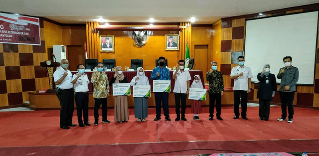 BPJamsostek cabang Palembang menyalurkan beasiswa kepada ahli waris di Banyuasin. (foto: istimewa)