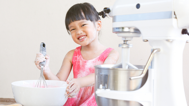 Anak main masak-masakan. Foto: Shutter Stock