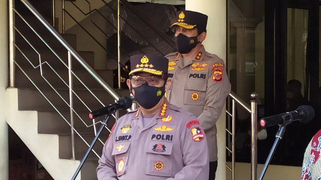 Kapolri Jenderal Pol Listyo Sigit Prabowo meninjau pelaksanaan vaksinasi yang diadakan oleh Persatuan Islam (Persis) di Jalan Inhoftank, Kota Bandung. Foto: Rachmadi Rasyad/kumparan