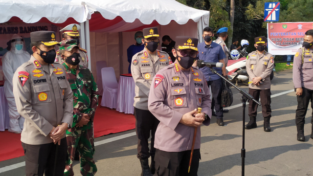Kapolri Jenderal Pol Listyo Sigit Prabowo meninjau posko penyekatan PPKM Darurat di Gerbang Tol Pasteur, Kota Bandung, Kamis (15/7).  Foto: Rachmadi Rasyad/kumparan