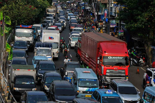Sejumlah kendaraan terjebak kemacetan saat akan melintasi titik penyekatan PPKM Darurat di Jalan Jendral Basuki Rahmat, Jakarta Timur, Kamis (15/7/2021). Foto: Fakhri Hermansyah/ANTARA FOTO