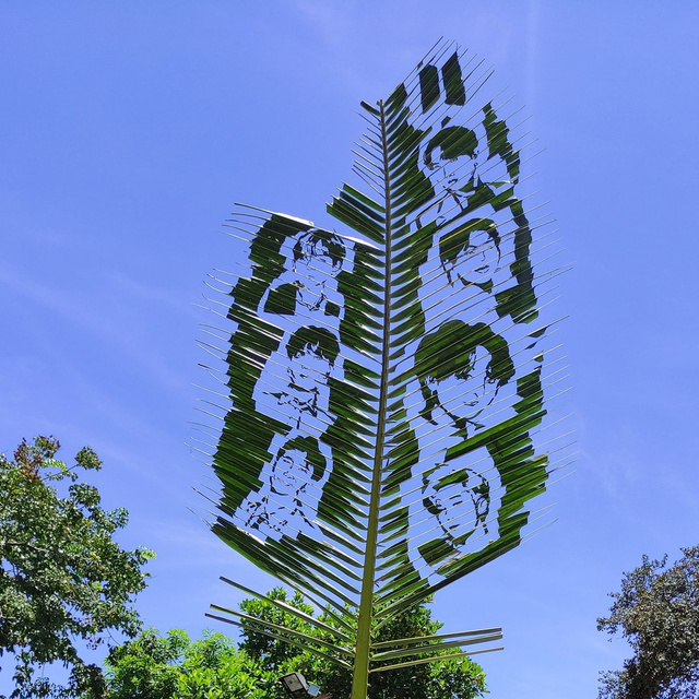Unik, Seniman Ini Buat Wajah Member BTS di Daun Kelapa (1261680)