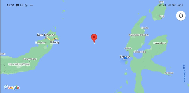 Titik merah, lokasi Kecamatan Pulau Batang Dua yang berada di tengah antara Bitung dan Ternate. Foto: Screenshot dari google maps.