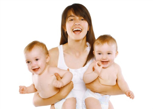 Iluustrasi foto seorang ibu sedang menggendong anak kembarnya (Sumber foto: Shutterstock)
