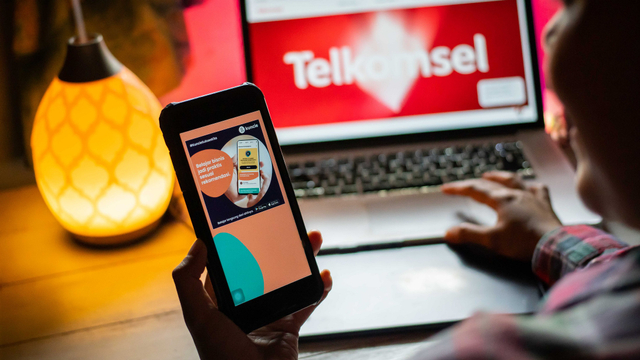 Pelanggan Telkomsel menggunakan berbagai fitur di layanan telekomunikasi. Foto: Dok. Telkomsel
