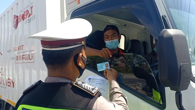 Polisi di Brebes memeriksa kendaraan dari arah Jawa Barat, Kamis (15/7/2021). 